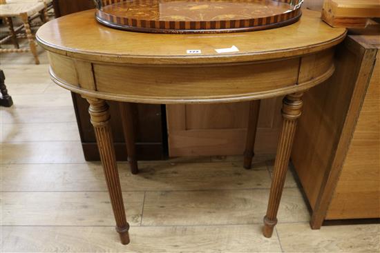 An Edwardian oval table, W.92cm